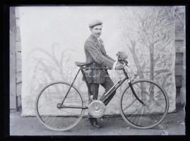 cca 1900 Kerékpáros férfi, nagyméretű üvegnegatív, jó állapotban, 16,5×12 cm