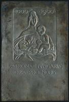 1900 Az államalapítás 900-dik évfordulójára kiadott dombornyomású fém lap Patrona Hungariae Ora Pro Nobis feliratú, hátoldalán levelezőlap papírral, jó állapotban, 13×9 cm