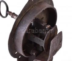 Antik, XVIII. sz. míves, díszes fém lakat kulccsal, működik kopott, 14x9 cm