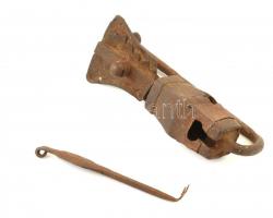 Antik, XVII. sz. fém láda zár kulccsal, működik, sérült, rozsdás, m: 25 cm