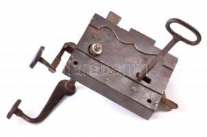 Antik, feltehetően XIX. sz. míves fém ajtózár kilinccsel, kulccsal, zárcímerrel, működik, m: 19 cm