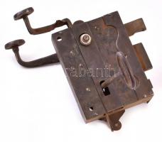 Antik, feltehetően XIX. sz. míves fém ajtózár kilinccsel, kulccsal, zárcímerrel, működik, m: 19 cm