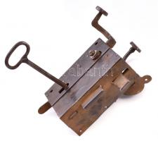 Antik, feltehetően XIX. sz. míves fém ajtózár kilinccsel, kulccsal, zárcímerrel, működik, m: 19 cm