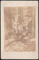 1905 Vadászok az általuk elejtett medvével, fotó, 14×9 cm