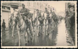 1940 Magyar katonák bevonulása Nagyváradon, hátoldalon feliratozott eredeti fotó, 8,5×13 cm