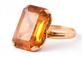 18 K arany (Au) gyűrű sárga kővel. Jelzett, 5,5g, m: 56