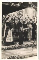 1940 Kolozsvár, Cluj; bevonulás, Horthy Miklós beszéd közben feleségével, Purgly Magdolnával / entry of the Hungarian troops, Horthys speech with his wife