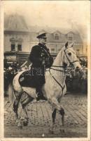 1938 Kassa, Kosice; Vitéz nagybányai Horthy Miklós Magyarország kormányzója fehér lovon, bevonulás, háttérben Friedman üzlete / entry of the Hungarian troops, Horthy on white horse, shop