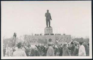 1956. május elsejei felvonulás az akkor még álló Sztálin-szobor előtt, hátoldalon datált fotó, 6×9 cm