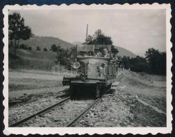 cca 1940 Sínautó utasokkal, fotó, 4,5×5,5 cm