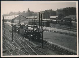 1935 Vasútállomás belülről, vonatokkal, mozdonyokkal, hátoldalon feliratozott fotó, szép állapotban, 8×11 cm