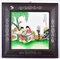 Távol-keleti témájú kézzel festett mázas kerámia falikép, (kínai?, japán?), fa keretben, 14,5x14,5 cm, keret: 21,5x21,5 cm