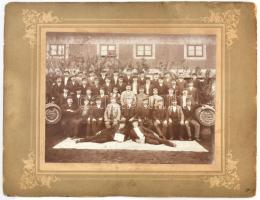 1908 A Kőbányai Sörgyár szervezett munkásainak csoportja 1908. július 9-én, kartonra kasírozott fotó, hátoldalon Objektív a fényképész munkások műhelye pecséttel, 21,5×28 cm