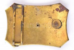 cca 1970 KISZ Ifjú Gárda fém övcsat tűzzománc jelvénnyel, kis kopásnyomokkal, 5,5×8 cm