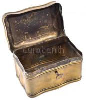 Antik réz doboz, kulccsal, kulcs fordul a zárban, de nem zárja a fedelet, jelzett, apró horpadásokka...