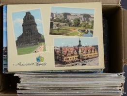 Kb. 340 db MODERN használatlan német NDK város képeslap kis dobozban / Cca. 340 modern unused East German town-view postcards in a small box