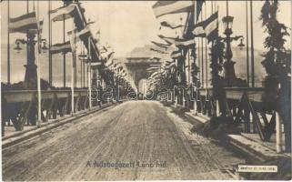 Budapest, fellobogózott Lánchíd IV. Károly királlyá koronázására. Révész és Bíró 1916.