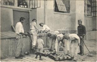 1908 Katonák a laktanyában, ételmaradék kiöntése / Hungarian military barrack's courtyard, soldiers pouring out the leftovers