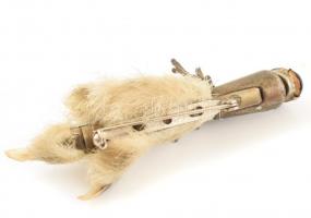 Madárlábból kialakított fém kitűző, 2 db lila köves díszítéssel, h: 8,5 cm