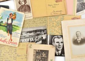 Vegyes papírrégiség tétel: fotóalbumok, tanulmányi értesítők, tagsági könyvek, szakszervezeti könyve...