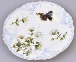 Virágos, pillangós porcelán tányér, részben kézzel festett, Czamra Róbert 1897 jelzéssel, kopásnyomokkal, d: 18 cm