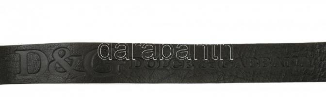 D&G jelzésű bőr öv, zománcozott övcsattal, fekete színben, jó állapotban