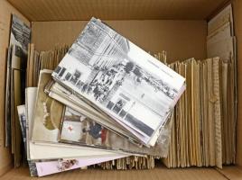 Kb. 800 db RÉGI főleg francia képeslap dobozban: városok és katonai téma / Cca. 800 pre-1950 mostly French postcards in a box: town and military motives
