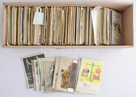Kb. 900 db RÉGI motívum képeslap dobozban: főleg üdvözlő és művész / Cca. 900 pre-1960 motive postcards in a box: mostly greeting and art