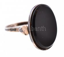 Ezüst(Ag) gyűrű, ónixszal, jelzett, méret: 52, bruttó: 3,55 g