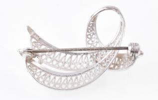 Ezüst(Ag) bross, fém tűvel, jelzett, 3,5×2 cm, bruttó: 3,89 g