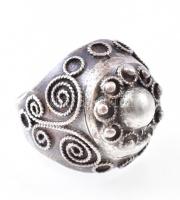 Ezüst(Ag) gyűrű, filigrán díszítéssel, jelzett, méret: 57, nettó: 9,18 g