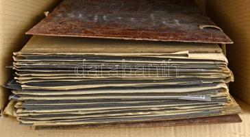 Több száz ajánlási ragjegy betűrendbe rendezve, házi készítésű kiállítási lapokon