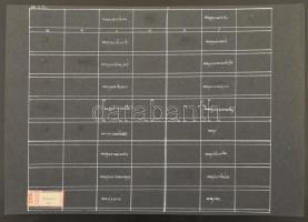 Több száz ajánlási ragjegy betűrendbe rendezve, házi készítésű kiállítási lapokon