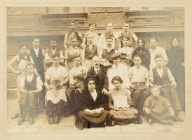 Budapest 1919, cipészinasok tabló képe, kézben a demonstratívan feltartott Népszava újsággal. Karton...