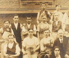 Budapest 1919, cipészinasok tabló képe, kézben a demonstratívan feltartott Népszava újsággal. Karton...