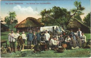 1917 Vor einer Feldküche. Die Soldaten beim Kartoffelschälen. Serie Das Deutsche Heer / WWI German military, field kitchen, soldiers peeling potatoes (EK)