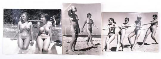 Nudista szépségek 3 db nagy méretű vintage fotó egyik jelzett. kb 24x18 cm