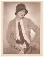 cca 1930 Angelo (1894-1974) budapesti fényképész és fotóművész műtermében készült, aláírással és hát...