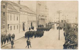 1921 Sopron, Ostenburg különítmény (csendőrzászlóalj) díszfelvonulása augusztus 29-én délelőtt 9 órakor a Postapalota előtt (Sopron város Ausztriának (Burgenland tartomány) történő hivatalos átadásának napja). A nyugat-magyarországi felkelés előnapja. Stagl Ferenc photo (Rb)