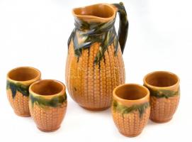 Kukorica formájú boros kancsó, négy pohárral. Szombathelyi mázas kerámia, jelzett, hibátlan. 20 cm, 8 cm.