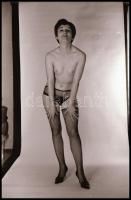 cca 1974 Incselkedő hölgy, szolidan erotikus felvételek, 13 db vintage NEGATÍV, 36x24 mm