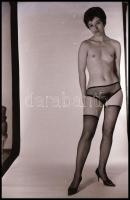 cca 1974 Incselkedő hölgy, szolidan erotikus felvételek, 13 db vintage NEGATÍV, 36x24 mm