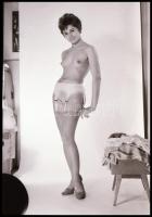 cca 1974 Incselkedő hölgy, szolidan erotikus felvételek, 13 db vintage NEGATÍV, 36x24 mm