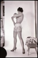 cca 1974 Incselkedő hölgy, szolidan erotikus felvételek, 13 db vintage NEGATÍV, 36x24 mm