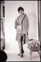 cca 1974 Incselkedő hölgy, szolidan erotikus felvételek, 13 db vintage NEGATÍV, 36x24 mm