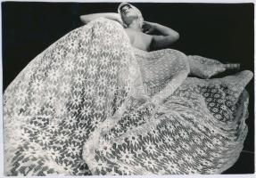 cca 1976 A csipkefüggöny öltöztet, jelzés nélküli vintage fotó, 17,5x25,2 cm