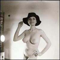 cca 1979 Menesdorfer Lajos (1941-2005) budapesti fotóművész hagyatékából 2 db vintage NEGATÍV, 6x6 c...