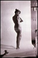 cca 1977 Teljes tekercs ugyanarról az akt fotómodellről, Marinkay István (1920-?) veszprémi fotóművész hagyatékából 36 db vintage NEGATÍV, 36x24 mm