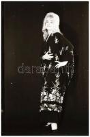 cca 1975 Mutassam vagy villantsam? Szolidan erotikus felvételek, 15 db vintage NEGATÍV, 36x24 mm