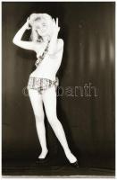 cca 1975 Mutassam vagy villantsam? Szolidan erotikus felvételek, 15 db vintage NEGATÍV, 36x24 mm